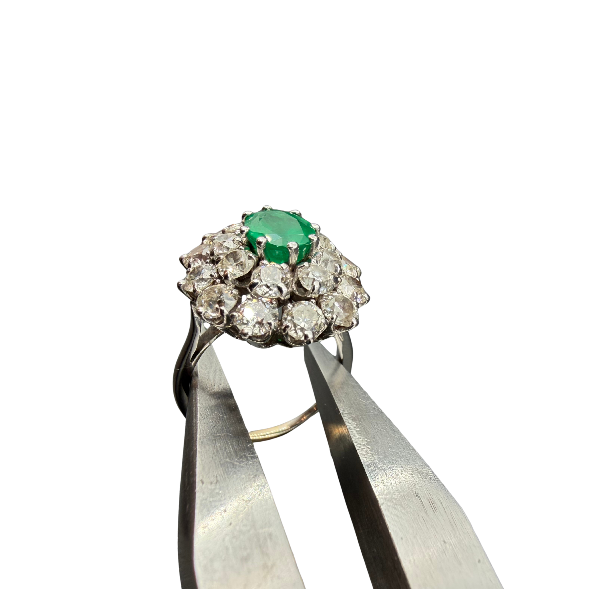 Bague émeraude entourée de diamants taille ancienne